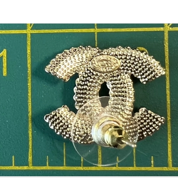 💕CHRISTMAS DEAL💕 Preloved Chanel Stud Earrings.In excellent condition. - Picture 5 of 6